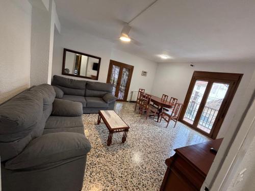 una sala de estar con un sofá y una mesa en Casa Ángeles, en Beceite