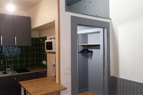 une cuisine avec une porte menant à une cuisine dans l'établissement Annecy Old Town Lake Apartment, à Annecy