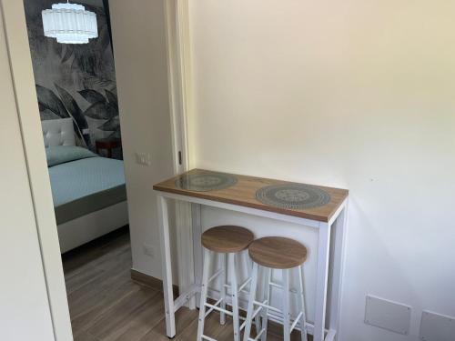 a small table with two stools next to a bedroom at A CASA MIA in Sperlonga