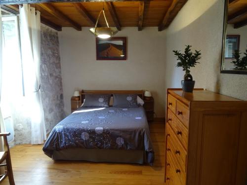 Postel nebo postele na pokoji v ubytování La Maison des Cornières
