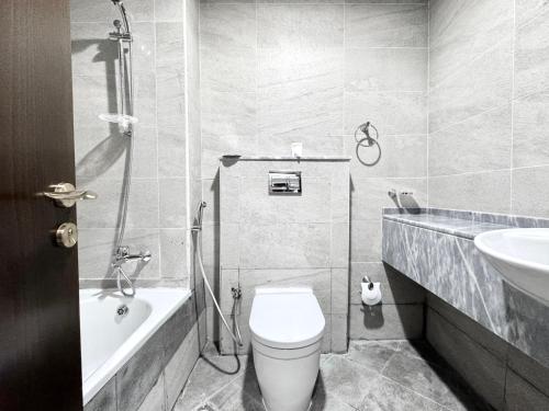 une salle de bain avec toilettes et lavabo dans l'établissement Al Manara Classic Deluxe Sheikh Zayed Studio, à Dubaï