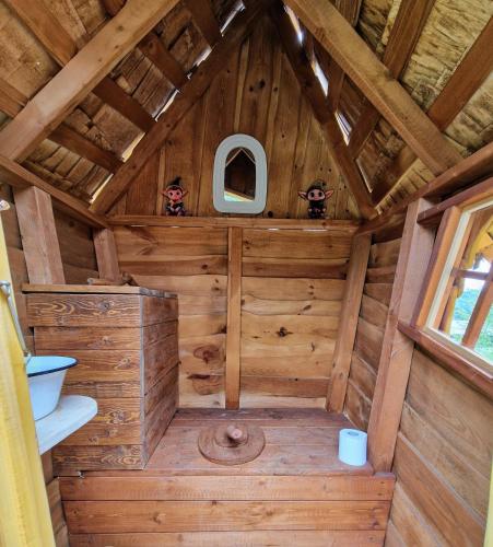 l'intérieur d'une cabane en rondins avec des toilettes à l'intérieur dans l'établissement La cabane enchantée, Logement Insolite à La Ferme, à Le Vernet