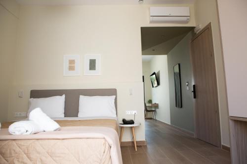 Una cama o camas en una habitación de Trinasus Hotel