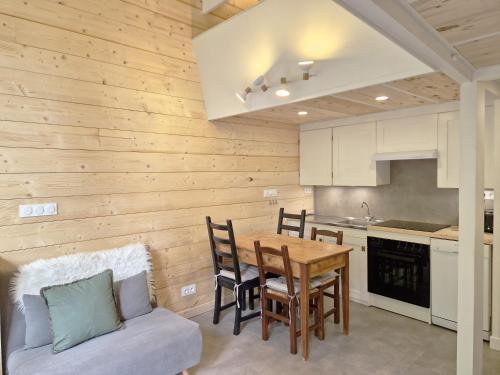 une cuisine et une salle à manger avec une table et des chaises dans l'établissement Argentiere Duplex Apartment, à Chamonix-Mont-Blanc