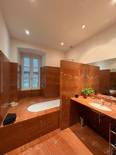 La grande salle de bains est pourvue de 2 lavabos et d'une baignoire. dans l'établissement 