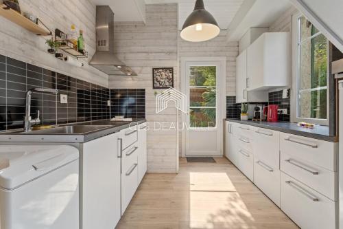 Photo de la galerie de l'établissement Bois Corail Vue mer avec Spa CLS Deauville, à Trouville-sur-Mer