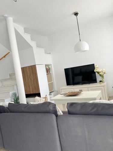 Μια τηλεόραση ή/και κέντρο ψυχαγωγίας στο Limon Home
