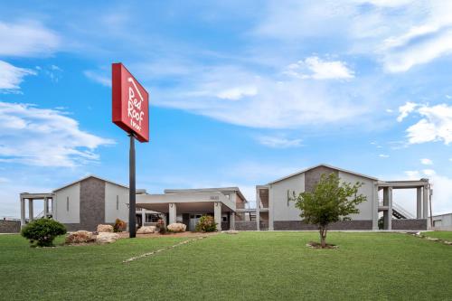 a street sign in front of a building at Red Roof Inn Del Rio in Del Rio