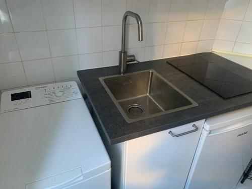 Il comprend une cuisine équipée d'un évier et d'un lave-vaisselle. dans l'établissement Nice studio close to the sea, à Nice