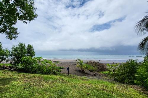 a beach with the ocean in the background at Casa Blanca Cambutal in Cambutal