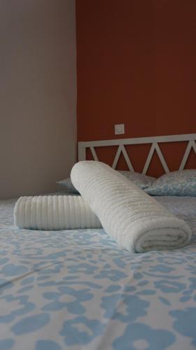 - une couverture blanche sur un lit dans une chambre dans l'établissement Villars vibe & comfort, à Valenciennes