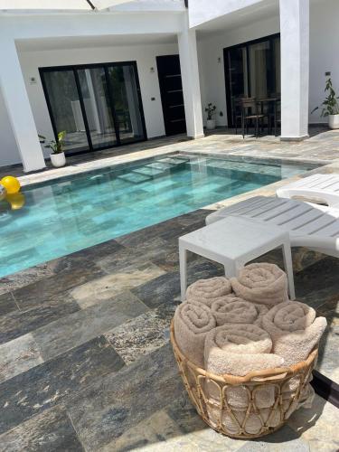 Bazén v ubytování Apartamento Entre Playas 1 con piscina nebo v jeho okolí