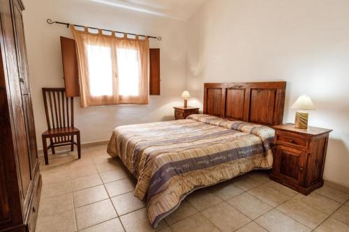 バデージにあるd Pietraia 10B Biloのベッドと椅子と窓のある寝室