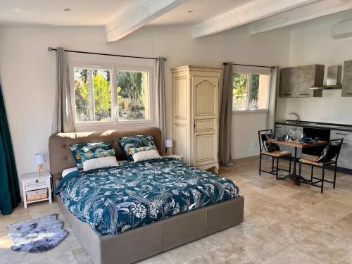 une chambre avec un lit et un bureau dans l'établissement Séjour détente avec Piscine, à Hyères