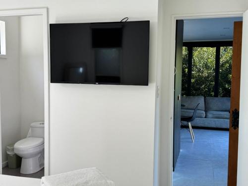 Una televisión o centro de entretenimiento en Das Gästehaus, Pucón, Hostels, a Cozy Space