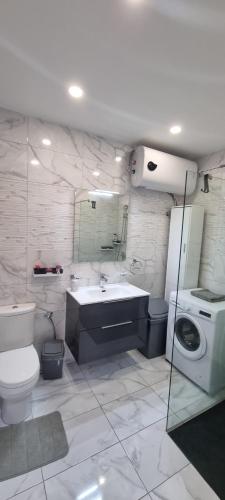 Bilik mandi di Sea view three bedroom apartment