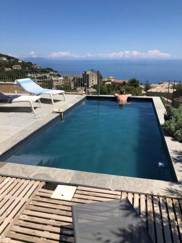 une piscine avec vue sur l'océan dans l'établissement Villa Hugo, à Brando