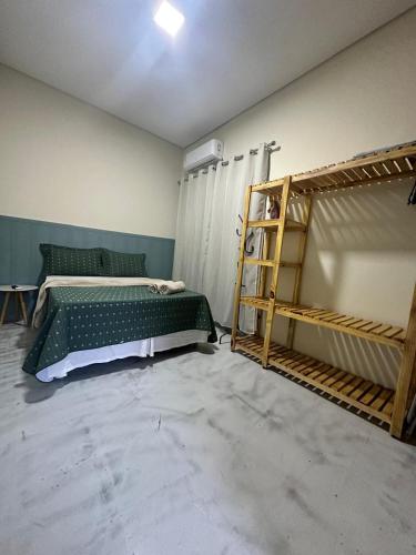 ein Schlafzimmer mit einem Bett und Etagenbetten darin in der Unterkunft Flat Ivy ao lado da Avenida JK in Palmas