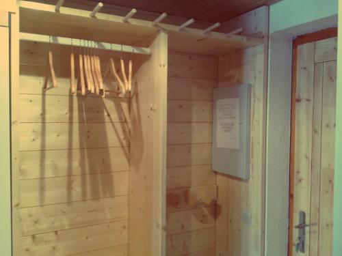 Cette chambre est dotée d'un mur en bois et d'une porte. dans l'établissement Duplex mezzanine Les Arcs 1800, à Arc 1800