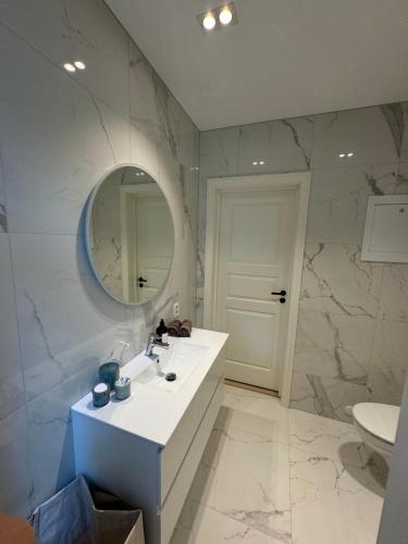 Ένα μπάνιο στο MB25 Apartment