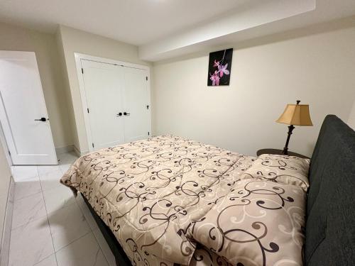 a bedroom with a bed and a lamp in it at Sunny White Rock 2BR, Steps to Sand, Brand New Stay in White Rock
