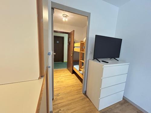 Cette chambre dispose d'une télévision au-dessus d'une commode. dans l'établissement Cosy- 4 pers Hyper Centre - Plage à 2 min à pied, à Saint-Raphaël