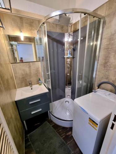 une salle de bain avec une douche, un lavabo et des toilettes dans l'établissement Bellyenmer Gruissan, à Gruissan