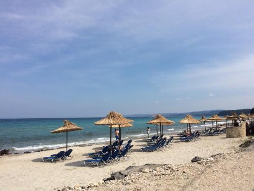アフィトスにあるAfitos Villa Kristyの浜辺の椅子・傘