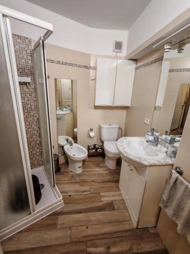 La salle de bains est pourvue de 2 lavabos, de toilettes et d'une douche. dans l'établissement Charmant studio proche plage, à Roquebrune-Cap-Martin