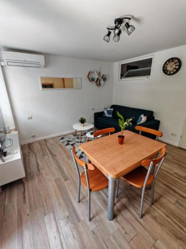 un salon avec une table et un canapé dans l'établissement Charmant studio proche plage, à Roquebrune-Cap-Martin