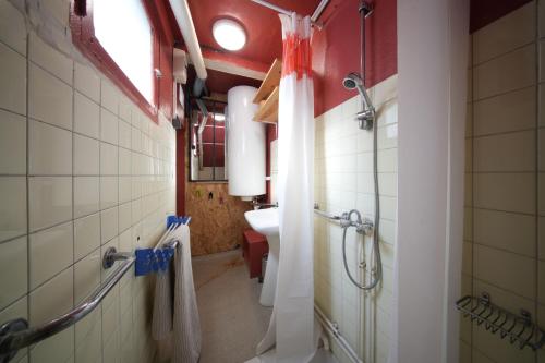 une salle de bain avec toilettes et lavabo dans l'établissement Nid perché à Bayonne, à Bayonne