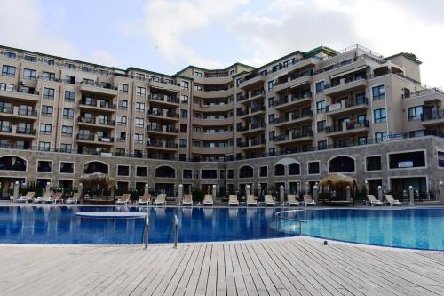 ein großes Apartmenthaus mit großem Pool in der Unterkunft GoldenSands Apartments in Goldstrand
