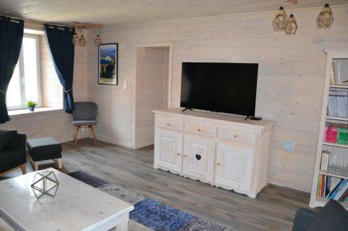 Televisyen dan/atau pusat hiburan di Chalet des Aigrettes, Les 1000 Etangs