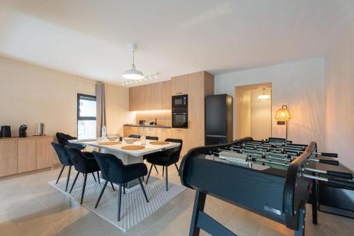 une cuisine et une salle à manger avec une table et un piano dans l'établissement L'Auberge - Appartement 3 chambres avec sauna, à La Bâthie