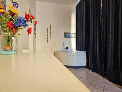 Televisyen dan/atau pusat hiburan di Casa Atena, spaziosa, romantica con idromassaggio privato
