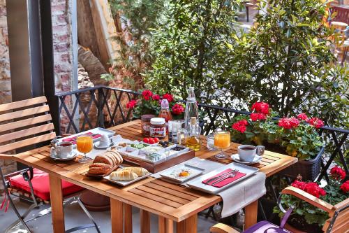 イスタンブールにあるHammamhane Hotelの木製テーブル(朝食用の食材付)