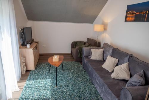 a living room with a couch and a table at Pipi és Papi vendégház in Kiskunlacháza