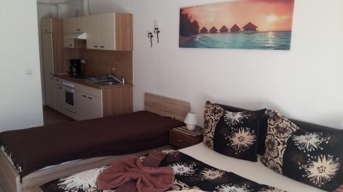 a small room with a bed and a kitchen at Villa Toscana in Steyr