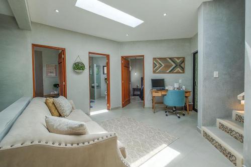 a bedroom with a bed and a desk in a room at Breeze House - Paradise awaits in Akumal