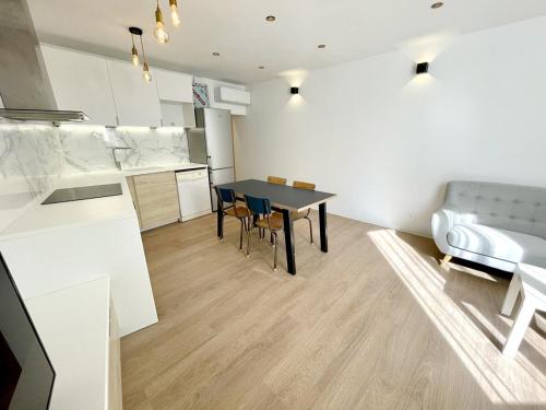 une cuisine et une salle à manger avec une table et des chaises dans l'établissement Suite moderne à Draguignan - Élégance Urbaine, à Draguignan