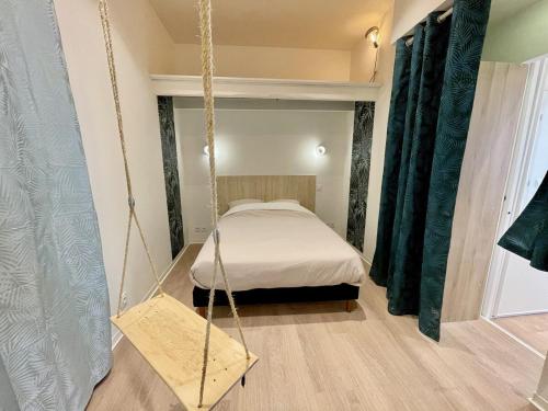 Cette chambre comprend un lit et une balançoire. dans l'établissement Suite moderne à Draguignan - Élégance Urbaine, à Draguignan