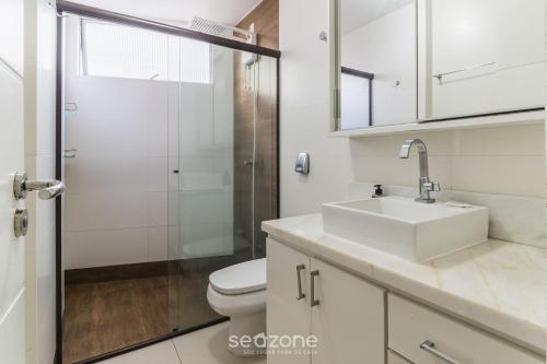Bilik mandi di Apto completo em Floripa, a 50m da praia - PAD0103