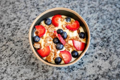 オールドスマーにあるHilton Garden Inn Tampa Northwest/Oldsmarのベリーとホイップクリームを添えたデザートカップ