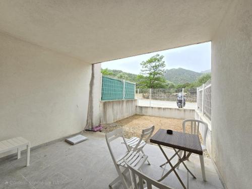 un balcon avec des chaises et une table et une vue dans l'établissement Charmant studio avec extérieur, à Corte
