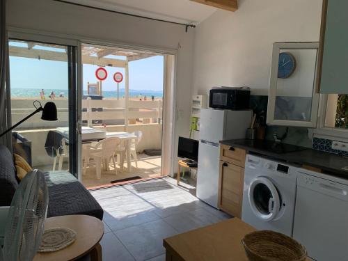 - une cuisine avec vue sur la plage dans l'établissement appart dans maison face à la mer 2ch, à Hyères