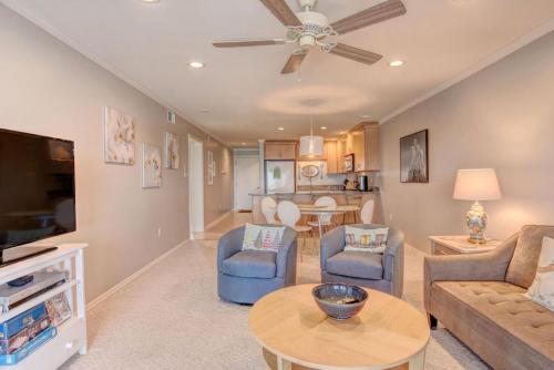 een woonkamer met een bank en een tafel bij Queen's Grant A-201 in Topsail Beach