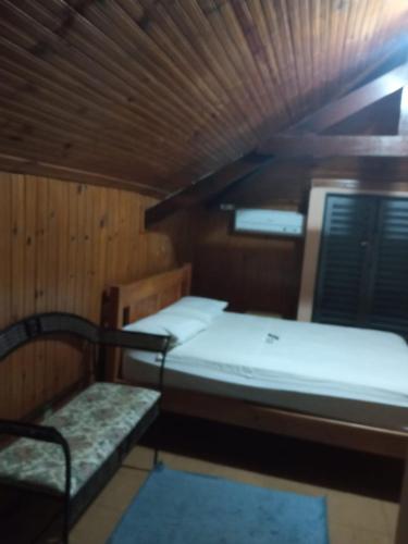 a small room with two beds and a window at Hotel JF in Pirassununga
