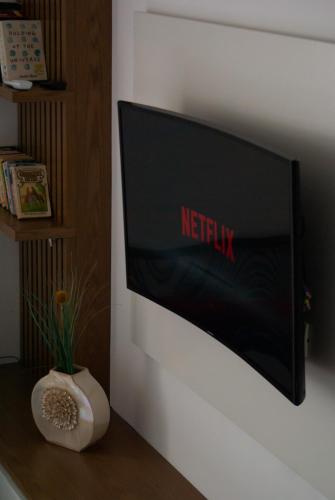 TV a/nebo společenská místnost v ubytování SeaScape Apartment