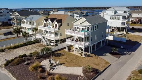 eine Luftaufnahme eines großen Hauses an einem Strand in der Unterkunft Sweet M'Ocean in Thomas Landing
