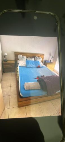 une chambre avec un lit avec des draps et des oreillers bleus dans l'établissement Agnan, à La Celle-sous-Gouzon